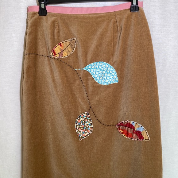 Boden tan skirt with appliqué floral & leaf design - Picture 4 of 13